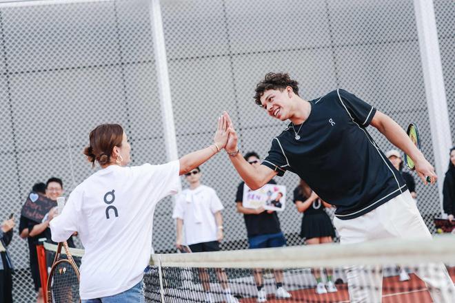 本泽马抓住 本泽马抓住